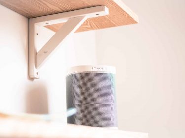 Sonos-Lautsprecher vor weißem Hintergrund