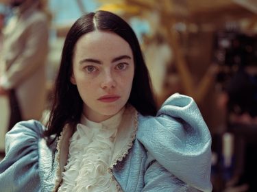 Emma Stone als Bella in Poor Things schaut in die Kamera