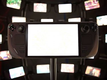 Das Steam Deck OLED mit vielen weiteren Steam Decks im Hintergrund