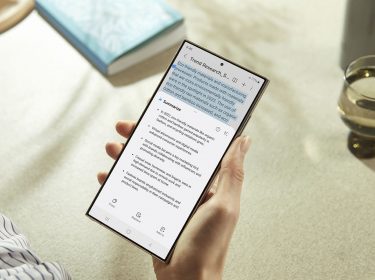 Das Galaxy S24 Ultra in der Hand einer Person