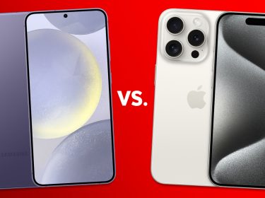 Das Galaxy S24 Plus und das iPhone 15 Pro vor rotem Hintergrund