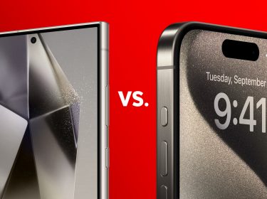 Das Galaxy S24 Ultra auf der linken Seite und das iPhone 15 Pro Max auf der rechten Seite