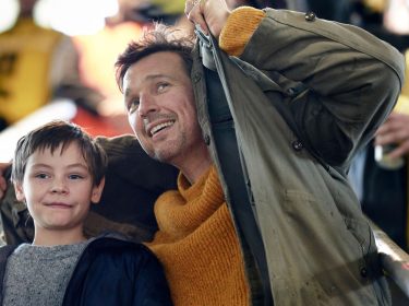 Mirco (Florian David Fitz) und sein Sohn Jason (Cecilio Andresen) schauen sich im Fußballstadion ein Fußballspiel an im Film Wochenendrebellen