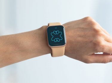 Weibliche Hand mit Smartwatch