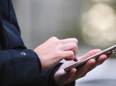 Mann tippt auf dem Galaxy S24 Ultra