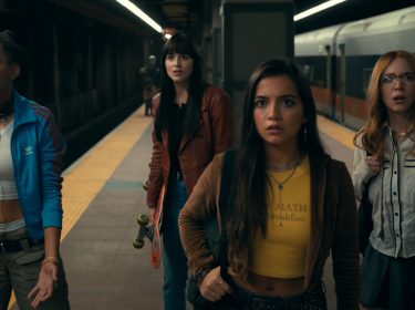 Mattie Franklin (Celeste O’Connor), Cassandra Webb (Dakota Johnson), Anya Corazon (Isabela Merced), und Julia Cornwall (Sydney Sweeney) in einer Ubahn-Haltestelle