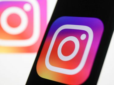 Das Logo von Instagram auf einem Smartphone-Display