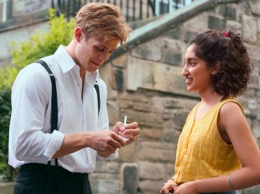 Dexter steht gegenüber von Emma im Film Zwei an einem Tag