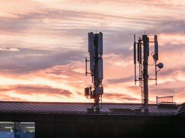 Zwei Sendemasten auf einem Dach.