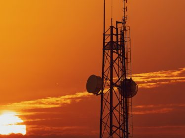 Ein Sendemast vor einem Sonnenuntergang