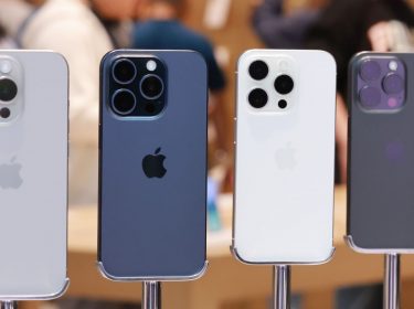 Die vier Modelle der iPhone-15-Serie in einem Shop in Südkorea ausgestellt