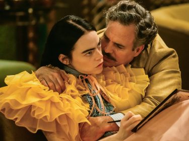 Emma Stone als Bella Baxter und Mark Ruffalo als Duncan Wedderburn in dem Film Poor Things