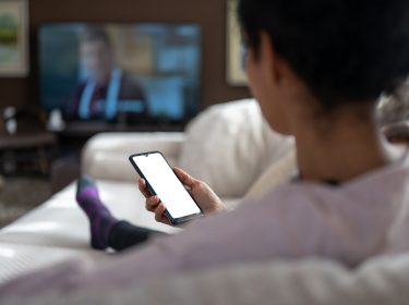 frau benutzt filmapp