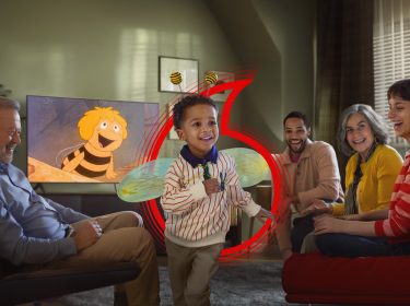 Eine Familie sieht gemeinsam TV