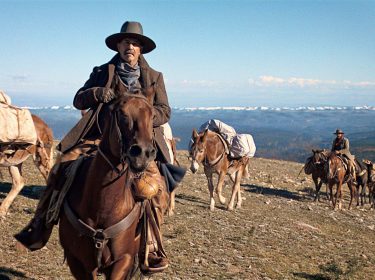 Kevin Costner reitet auf einem Pferd im Western Horizon: An American Saga