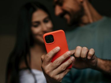 Junges Paar schaut auf alternativen App-Store auf iPhone