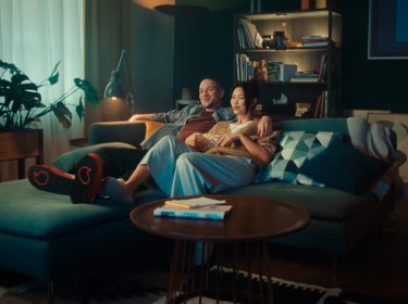 Ein Paar schaut gemeinsam TV und nutzt den GigaSlipper von Vodafone