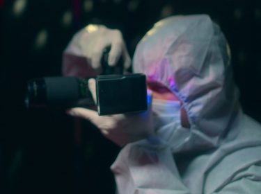 Mann untersucht Tatort in 