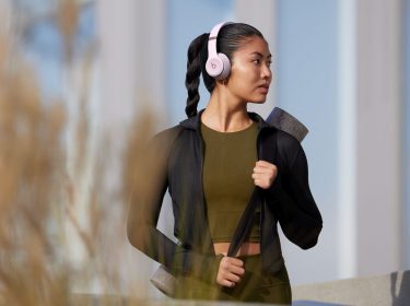 Frau trägt Beats Solo 4 in der Farbe Cloud Pink