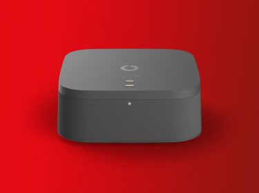 Die GigaTV Home Sound vor einem roten Verlaufshintergrund