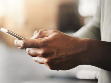 Mann tippt auf das Display seines Galaxy A35 5G