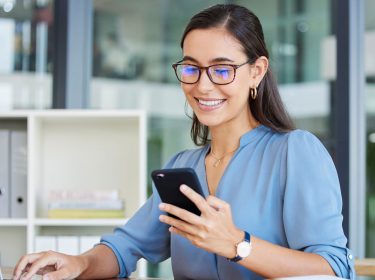 frau nutzt to-do-smartphone-app im büro