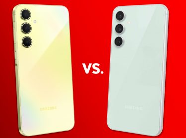 Zwei Smartphones vor rotem Hintergrund: links das Galaxy A55 5G, rechts das
