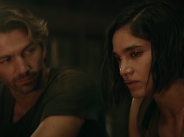Kora (Sofia Boutella) und Gunnar (Michiel Huisman) vom Mond Veldt sitzen mit einem enttäuschtem Gesichtsausdruck nebeneinander.