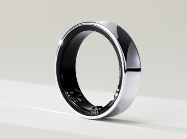 Der Samsung Galaxy Ring in Großaufnahme vor beigem Hintergrund