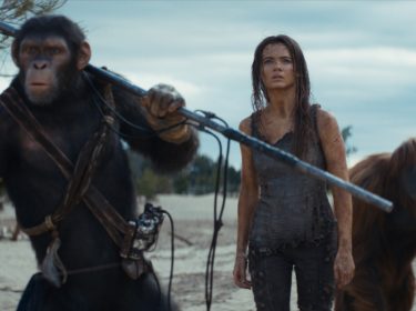 In Planet der Affen: New Kingdom treffen Affen auf Menschen.