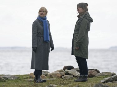 Die beiden Ermittlerinnen der 8. Staffel stehen auf einer Klippe.