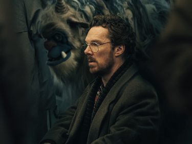 Vincent - gespielt von Benedict Cumberbatch - steht neben dem Monster Eric