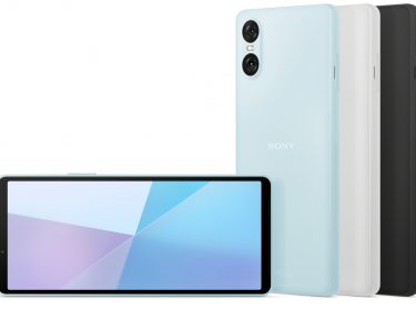 Xperia 10 VI von vorne liegend, daneben drei Farbvarianten stehend von hinten in Blau, Grau und Schwarz