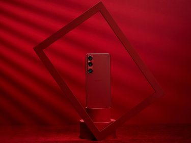 Sony Xperia 1 VI in der Farbe Scarlet