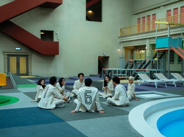 Im Aufenthalsraum von The 8 Show istzen