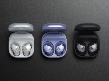 Die Galaxy Buds von Samsung in Grau, Lila und Schwarz.