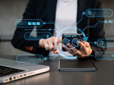 person nutzt chatgpt oder gpt-4o von openai auf dem smartphone