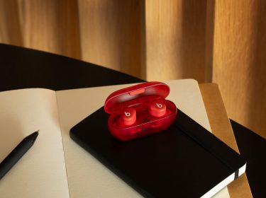 Die Beats Solo Buds in der Farbe Rot.