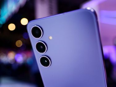 Das Samsung Galaxy S24+ in einem Laden ausgestellt.