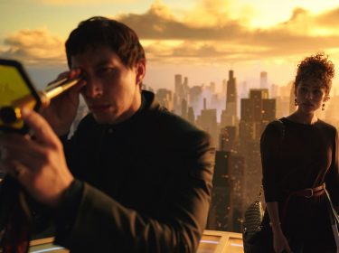 Der Architekt Cesar Catilina und die Tochter des Bürgermeisters Julia stehen vor der Kulisse von Megalopolis.