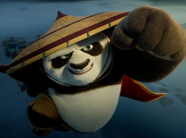 Kung Fu Panda schlägt die Faust in Richtung Kamera