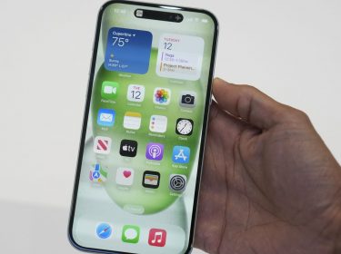 Mann hält das iPhone 15 Plus in der Hand.