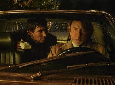 Eine Szene aus Wake Up Dead Man: A Knives Out Mystery. Daniel Craig und Josh O’Connor im Auto