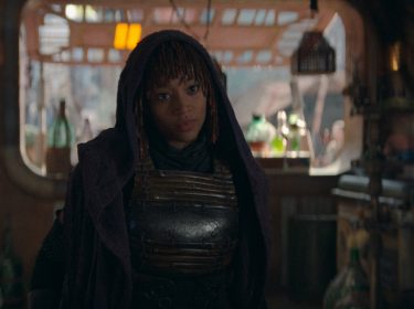 Mae (Amandla Stenberg) in dunkler Robe in der Serie Star Wars: The Acolyte