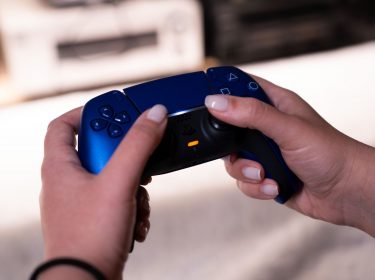 Frau hält PS5-Controller in der Hand