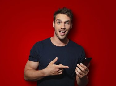 Eine Person nutzt den Vodafone Samsung-eSIM-Transfer