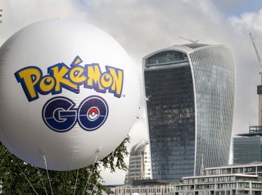 Das Logo von Pokémon GO ist auf einem großen Ballon in London zu sehen.