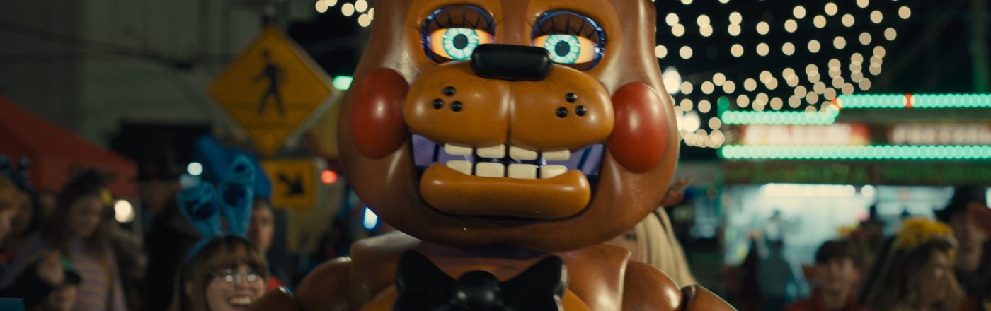 Auf dem Bild aus dem Film Five Nights at Freddy’s 2 ist die animatronische Figur Freddy im Zentrum zu sehen.