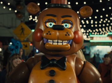 Auf dem Bild aus dem Film Five Nights at Freddy’s 2 ist die animatronische Figur Freddy im Zentrum zu sehen.