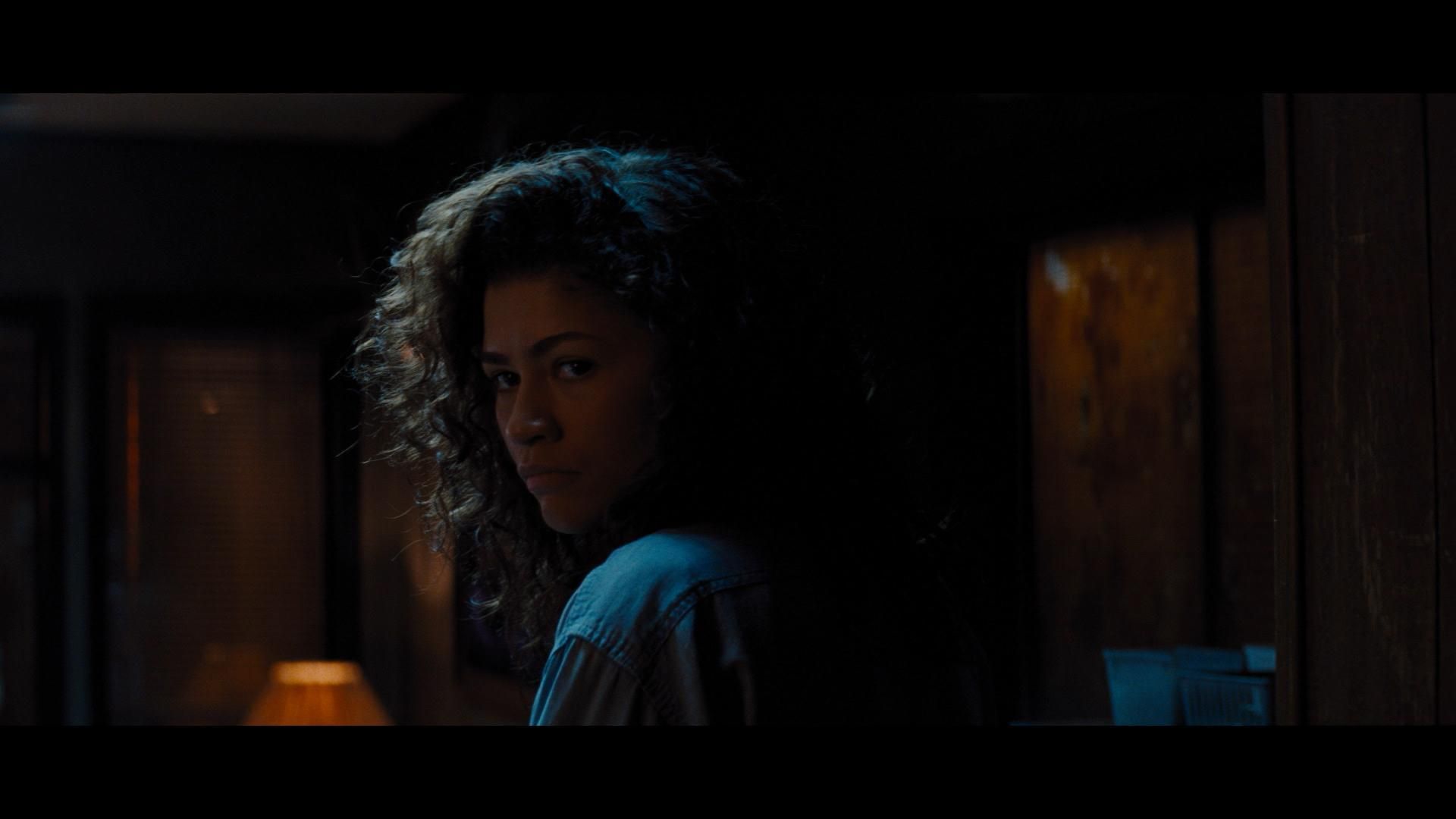 Zendaya blickt in "Euphoria" nach hinten.